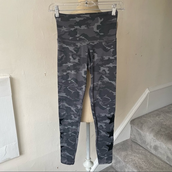 Strut This Dallas Tegan Gray Camo Star High Waisted Ankle Legging EUC One Size - Picture 2 of 6